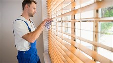 Čištění žaluzií patří k nejotravnějším a nejpracnějším úklidovým činnostem. Čištění žaluzií patří k nejotravnějším a nejpracnějším úklidovým činnostem.