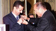 Bašár Asad (vlevo) přijímá od francouzského prezidenta Jacquese Chiraca Řád... Bašár Asad (vlevo) přijímá od francouzského prezidenta Jacquese Chiraca Řád...