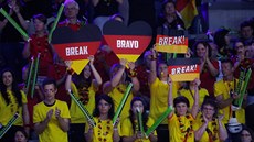 Nmetí fanouci na tribunách Porsche Areny ve Stuttgartu bhem semifinále Fed...