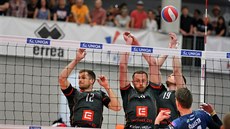 Volejbalisté Karlových Varů Gregor Ropret (12), Tomáš Široký (16), Marek Zmrhal... Volejbalisté Karlových Varů Gregor Ropret (12), Tomáš Široký (16), Marek Zmrhal...
