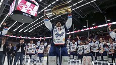 Alexandre Mallet zvedá Masarykv pohár nad hlavu. Kometa ovládla hokejovou...