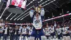 Jakub Krejík zvedá Masarykv pohár nad hlavu. Kometa ovládla hokejovou...