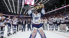 Marek Langhamer zvedá Masarykv pohár nad hlavu. Kometa ovládla hokejovou...