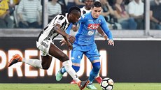 Blaise Matuidi z Juventusu (vlevo) bojuje o míč s José Callejonem z Neapole. Blaise Matuidi z Juventusu (vlevo) bojuje o míč s José Callejonem z Neapole.