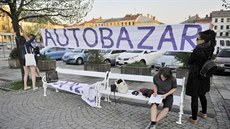 Skupinka osmi aktivistů v neděli večer na dvou místech Masarykova náměstí... Skupinka osmi aktivistů v neděli večer na dvou místech Masarykova náměstí...