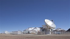 Anténa APEX, která je souástí Evropské jiní observatoe (ESO).