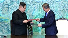 Severokorejský vdce Kim ong-un a jihokorejský prezident Mun e-in podepsali...