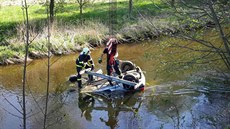 Řidička utopila peugeota v Divoké Orlici. Řidička utopila peugeota v Divoké Orlici.