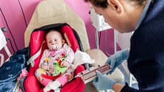 Lékaři v Londýně malé Češce úspěšně transplantovali chybějící brzlík. Lékaři v Londýně malé Češce úspěšně transplantovali chybějící brzlík.