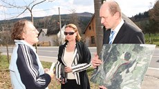 Duben 2008. Ministr zemědělství Petr Gandalovič ukazuje obyvatelce Nových... Duben 2008. Ministr zemědělství Petr Gandalovič ukazuje obyvatelce Nových...