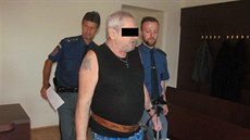 Invalidního důchodce Milana B. přivezla eskorta z věznice ke klatovskému... Invalidního důchodce Milana B. přivezla eskorta z věznice ke klatovskému...