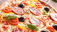 Dívka si navrhla šaty, které vypadají jako pizza. Dívka si navrhla šaty, které vypadají jako pizza.