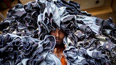 Nadbytek oblečení nám škodí. Kampaň Fashion Revolution usiluje o snížení oděvní... Nadbytek oblečení nám škodí. Kampaň Fashion Revolution usiluje o snížení oděvní...