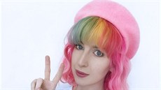 Australská blogerka  Kate Hannah miluje barvy. Nosí výrazné outfity a asto...