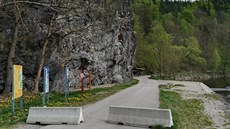 Z Barevné skály se může odlomit tisíc tun vážící část. Pod masivem vede... Z Barevné skály se může odlomit tisíc tun vážící část. Pod masivem vede...