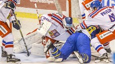 Zmatek před českou bránou v zápase proti Švédsku. Zmatek před českou bránou v zápase proti Švédsku.
