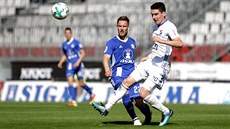 Robert Hrubý z Baníku Ostrava (v bílém) a olomoucký Luká Kalvach.