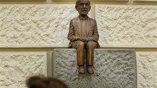 V atriu Fakulty sociálních studií Masarykovy univerzity v Brně odhalili sochu... V atriu Fakulty sociálních studií Masarykovy univerzity v Brně odhalili sochu...