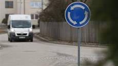 Střed kruhového objezdu v Ostrově u Macochy není jasně viditelný ani vyvýšený,... Střed kruhového objezdu v Ostrově u Macochy není jasně viditelný ani vyvýšený,...