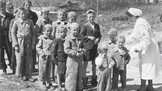Na řecké děti nečekal po příchodu žádný komfort, zato musely absolvovat sérii... Na řecké děti nečekal po příchodu žádný komfort, zato musely absolvovat sérii...