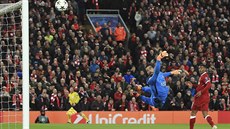 Brankář Alisson Becker z AS Řím plachtí vzduchem, ale na ránu liverpoolského... Brankář Alisson Becker z AS Řím plachtí vzduchem, ale na ránu liverpoolského...