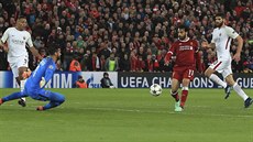 Liverpoolský Mohamed Salah pekonává brankáe AS ím Alissona Beckera  v...