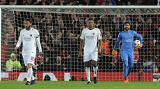 Zklamaní fotbalisté AS Řím po inkasované brance od Liverpoolu v úvodním... Zklamaní fotbalisté AS Řím po inkasované brance od Liverpoolu v úvodním...