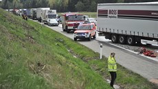 Nehoda tří kamionů, která v pondělí uzavřela na 121. kilometru dálnici D1 ve... Nehoda tří kamionů, která v pondělí uzavřela na 121. kilometru dálnici D1 ve...