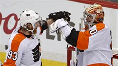 Jakub Voráček a brankář Michal Neuvirth slaví vítězství Philadelphie. Jakub Voráček a brankář Michal Neuvirth slaví vítězství Philadelphie.
