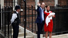 Princ William a vévodkyn Kate opoutí porodnici se synem Louisem (Londýn, 23....