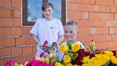 Matěj (vlevo) dárcům krve rozdával květiny (27.4.2018). Matěj (vlevo) dárcům krve rozdával květiny (27.4.2018).