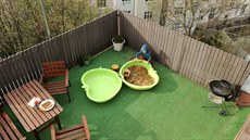 Při grilování se na terasu vejdou jen dvě rodiny, proto nadšenci počítají s... Při grilování se na terasu vejdou jen dvě rodiny, proto nadšenci počítají s...