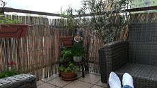 Idylu pohody na terase kazí majitelce jen stará dlažba. Idylu pohody na terase kazí majitelce jen stará dlažba.