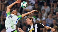 John Anthony Brooks (vlevo) z Wolfsburgu v souboji s Jannikem Vestergaardem z... John Anthony Brooks (vlevo) z Wolfsburgu v souboji s Jannikem Vestergaardem z...