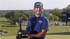 Americký golfista Andrew Landry s trofejí pro vítěze turnaje v San Antoniu. Americký golfista Andrew Landry s trofejí pro vítěze turnaje v San Antoniu.