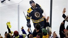 David Pastrňák mává fanouškům poté, co dal gól v sedmém duelu s Torontem. David Pastrňák mává fanouškům poté, co dal gól v sedmém duelu s Torontem.