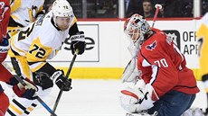 Patric Hornqvist z Pittbsurghu v šanci před brankářem Bradenem Holtbym z... Patric Hornqvist z Pittbsurghu v šanci před brankářem Bradenem Holtbym z...