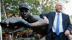 Baseballová ikona Cal Ripken Jr. se opírá do své vlastní sochy. Baseballová ikona Cal Ripken Jr. se opírá do své vlastní sochy.
