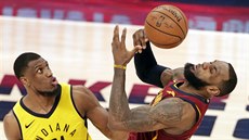 LeBron James (vpravo) z Clevelandu přichází o míč v souboji s Thaddeusem... LeBron James (vpravo) z Clevelandu přichází o míč v souboji s Thaddeusem...