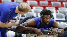 Joel Embiid z Philadelphie se chystá na zápas s Miami. Joel Embiid z Philadelphie se chystá na zápas s Miami.