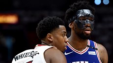 Joel Embiid (vpravo) z Philadelphie bránný Hassanem Whitesidem z Miami.