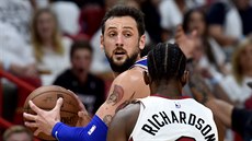 Marco Belinelli (vlevo) z Philadelphie bránný Joshem Richardsonem z Miami.