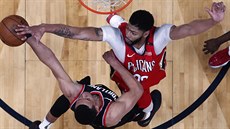 Anthony Davis (vpravo) z New Orleans blokuje Wadeho Baldwina z Portlandu. Anthony Davis (vpravo) z New Orleans blokuje Wadeho Baldwina z Portlandu.