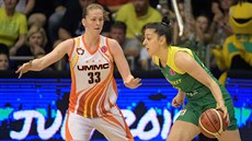 Jelena Milovanovičová (vpravo) ze Šoproně útočí kolem Emmy Meessemanové z... Jelena Milovanovičová (vpravo) ze Šoproně útočí kolem Emmy Meessemanové z...