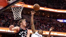 Bradley Beal (v bílém) z Washingtonu střílí na koš Toronta, rozhodil ho Jakob... Bradley Beal (v bílém) z Washingtonu střílí na koš Toronta, rozhodil ho Jakob...