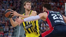 Jan Veselý (vlevo) z Fenerbahce pod tlakem Tornikeho engeliji z Baskonie.