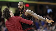 LeBron James (vpravo) z Clevelandu oslavuje vítěznou trefu proti Indianě s... LeBron James (vpravo) z Clevelandu oslavuje vítěznou trefu proti Indianě s...