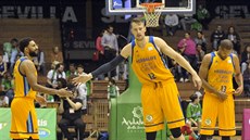 Ondřej Balvín (uprostřed) z Gran Canarie během utkání španělské ligy se... Ondřej Balvín (uprostřed) z Gran Canarie během utkání španělské ligy se...