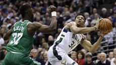 Janis Adetokunbo (vpravo) z Milwaukee útočí přes Semiho Ojeleyeho z Bostonu. Janis Adetokunbo (vpravo) z Milwaukee útočí přes Semiho Ojeleyeho z Bostonu.