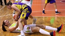 Ilona Burgrová (dole) z KP Brno skončila na palubovce v zápase se Slovankou.... Ilona Burgrová (dole) z KP Brno skončila na palubovce v zápase se Slovankou....